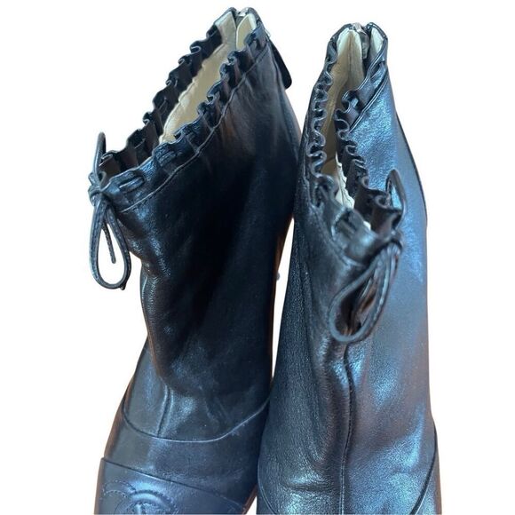 Chanel Interlocked CC Cap Toe Black Leather Ruffle Bow Ankle Boot Heels 38.5 - Picture 5 of 15